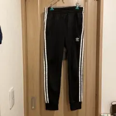 のadidas ブラック ジャージパンツ 3本ライン