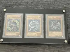 遊戯王 青眼の白龍 真紅眼の黒竜 ブラックマジシャン レリーフ3枚セット