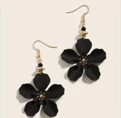 ブラック花モチーフピアス