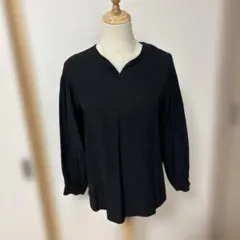 黒のVネックパフスリーブシャツ
