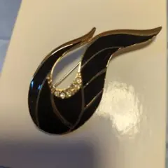 ☆処分価格〜流線型のブラックブローチ、ゴールドのラインとクリスタルの装飾か特徴