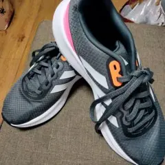 Adidas ランニングウォ―キングスニーカー グレー ピンク23.5