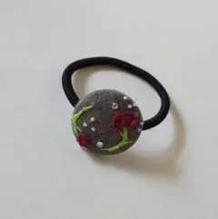 バラの花刺繍のくるみボタンのヘアゴム♪ハンドメイド