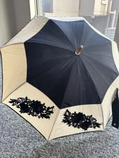 Athena New York花柄刺繍のベージュと黒の長傘