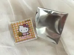 ハローキティ 50周年記念 アニバーサリーカフェ 事前予約特典 スクエア缶バッジ