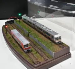 鉄道ジオラマ展示台 3線ひな壇タイプ② Cケース付 信号機赤青点灯 新品完成品のサムネイル