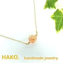ピーチカラーのネックレス