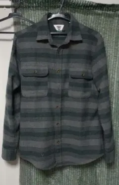 VISSLA 長袖フランネルシャツ グレーと緑のボーダー
