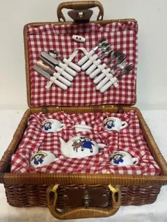 【希少】マドレーヌちゃん　カゴ　ミニチュアティーセット 陶器　赤チェック