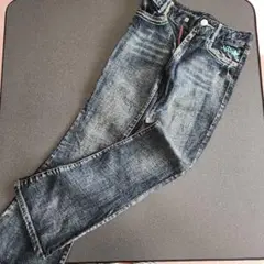 蝶の刺繍付きダークブルージーンズ