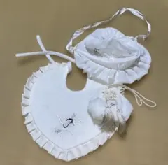 お宮参り 3点セット（スタイ・帽子・お守り袋）白 鶴 刺繍 フリル