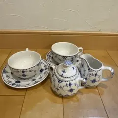 青い花柄のカップセット