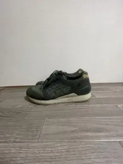 ダークグリーン スニーカー ロゴ入り