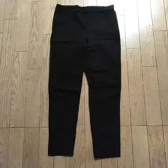 黒のストレッチパンツ