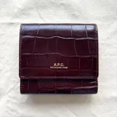 アーペーセー 三つ折り財布 ボルドー ワインレッド クロコ調 型押しレザーのサムネイル
