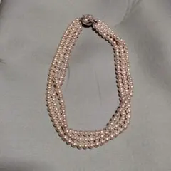 薄いピンク色 三連パールネックレス