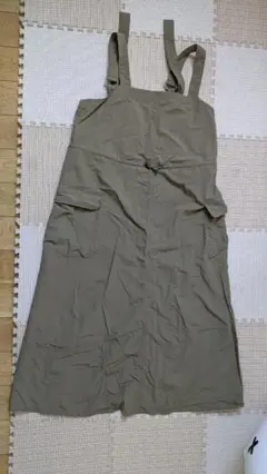 GU カーキ サロペットワンピース