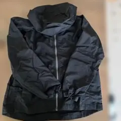 黒のフード付きジャケット