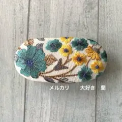 インド刺繍リボン　白地にミントブルーとイエローの花柄刺繍　オーバル型バレッタ