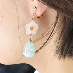 ハンドメイドイヤリング　花モチーフの水滴型イヤリング