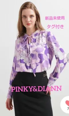 新品未使用タグ付きピンキーダイアングラフィカルフラワープリントブラウス
