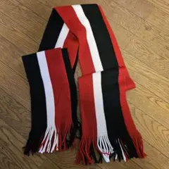 赤白黒ストライプマフラーとオリーブグリーンマフラー