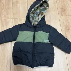 フード付きネイビーとグリーンのアウター