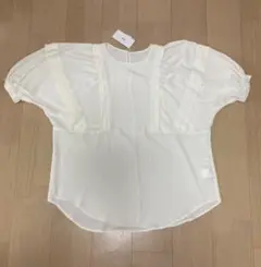 KBF 新品タグ付き　タックデザイン半袖ブラウス　ワンサイズのサムネイル