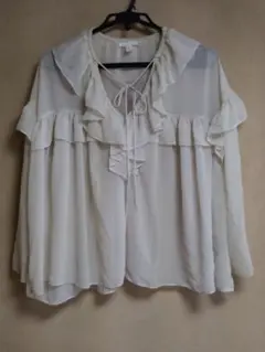Ｈ&M フリル付きクリーム色長袖シフォンシャツ