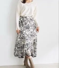 Stola. 花柄刺繍マーメイドスカート　ホワイト