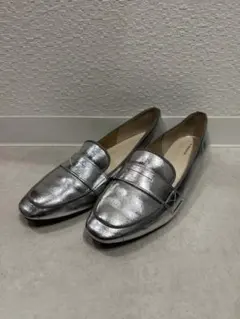 【美品】AU BANNISTER シルバーメタリックパンプス フラットシューズのサムネイル