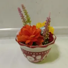 カラフルな造花の置物 赤い鉢