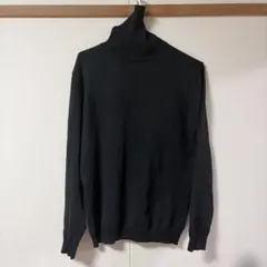 黒のタートルネックニットのサムネイル