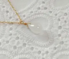 ムーンストーンのネックレス　ゴールド　天然石　ペンダント　ワイヤー