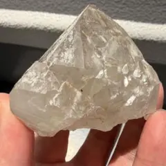 神秘の層状構造】ブラジル産 エレスチャルクォーツ 原石 623g 骸骨水晶