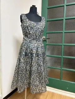 SALE❣️［匿名配送］Cynthia Rowleyノースリワンピース 花柄刺繍のサムネイル