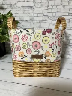 ハンドメイド　ベージュの北欧風花柄大きめ布バスケット