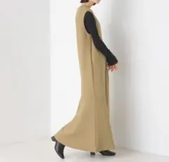 【新品】 OMNES ソフトダンボール裾フレアVネックロングワンピース｜オリーブ