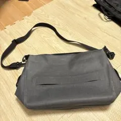 無印良品　ショルダーバッグ グレー 防水仕様のサムネイル