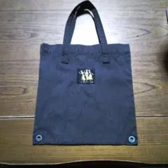 黒いキャンバストートバッグ