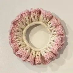 アイボリー×ピンク ラメ入りシュシュ ハンドメイド 毛糸 かぎ針編み 編み物