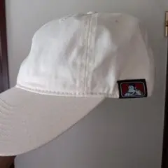 BEN DEVIS ホワイト ベースボールキャップ ロゴパッチ付き
