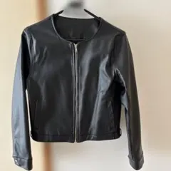 黒いレザージャケット ショート丈