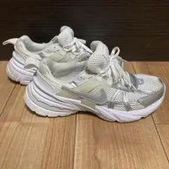 ナイキ v2k メタリックシルバーホワイト　23.5cm