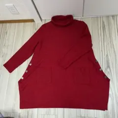 赤いタートルネックニットセーター