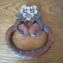 木彫りのタオルがけ