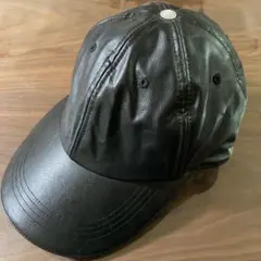 黒いレザーキャップ