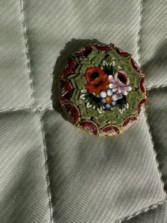 ヴィンテージ　アンティーク　花モチーフの装飾的ブローチ