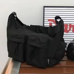 黒のメッセンジャーバッグ
