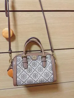 トリーバーチ Tモノグラム ジャガードバレルバッグ